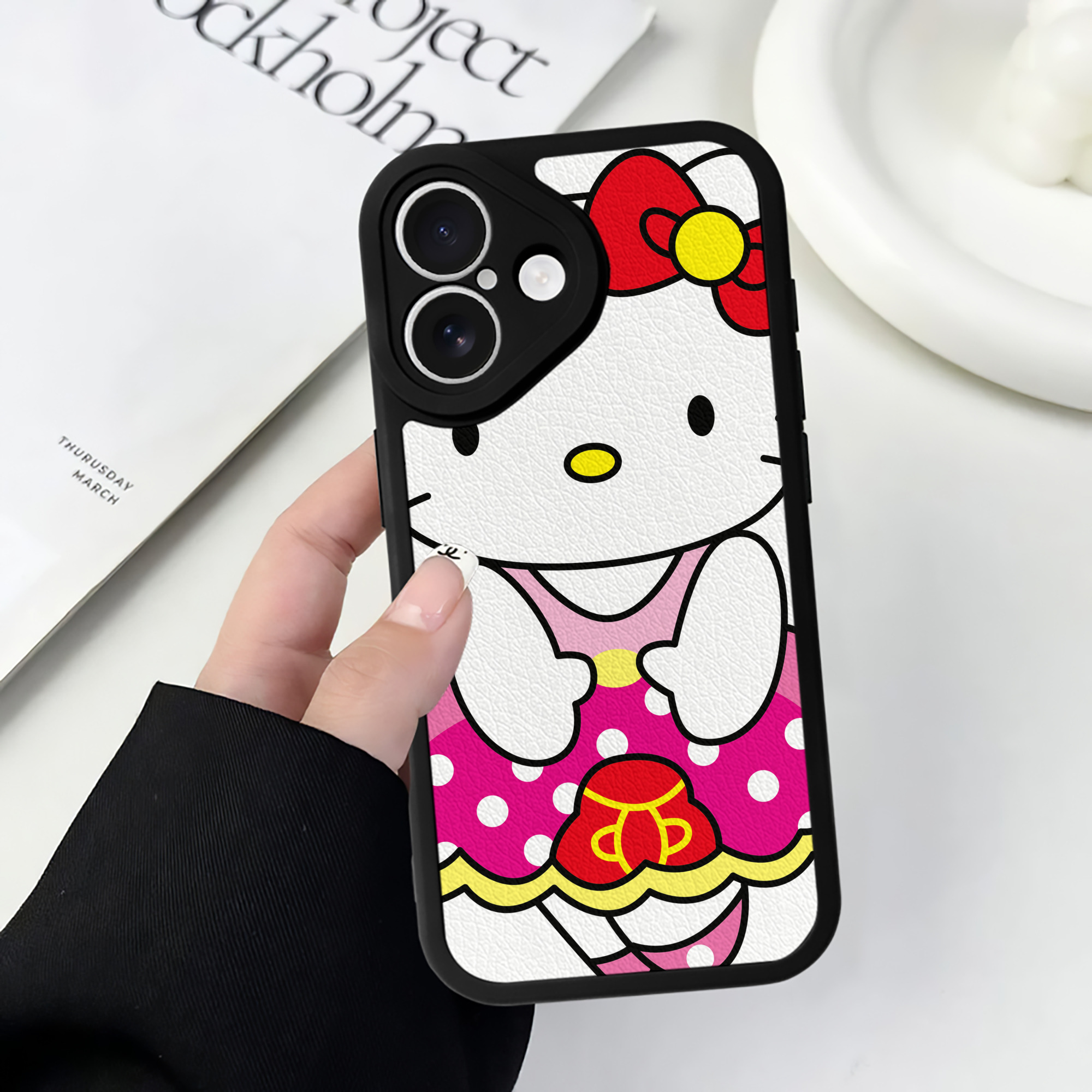 （画像用） Hello Kitty ハローキティ 【iPhone 16シリーズ対応】シリコンスマホケース（レザー調） 材質：シリコン